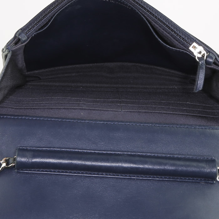 Bolso bandolera Chanel  Wallet on Chain en cuero acolchado azul - Detail D2
