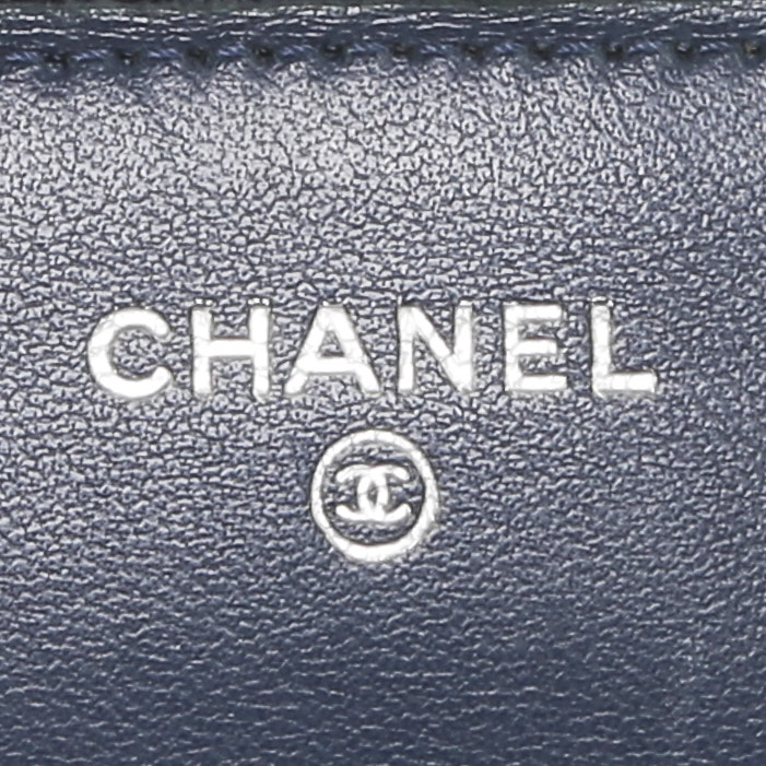 Sac bandoulière Chanel  Wallet on Chain en cuir matelassé bleu - Detail D3