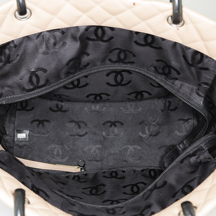 Chanel  Cambon shopping bag  in black and beige quilted leather - Detail D2