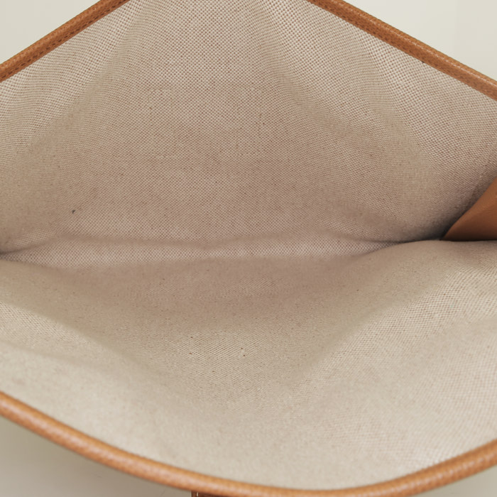 Hermès  Jige pouch  in gold Courchevel leather - Detail D2