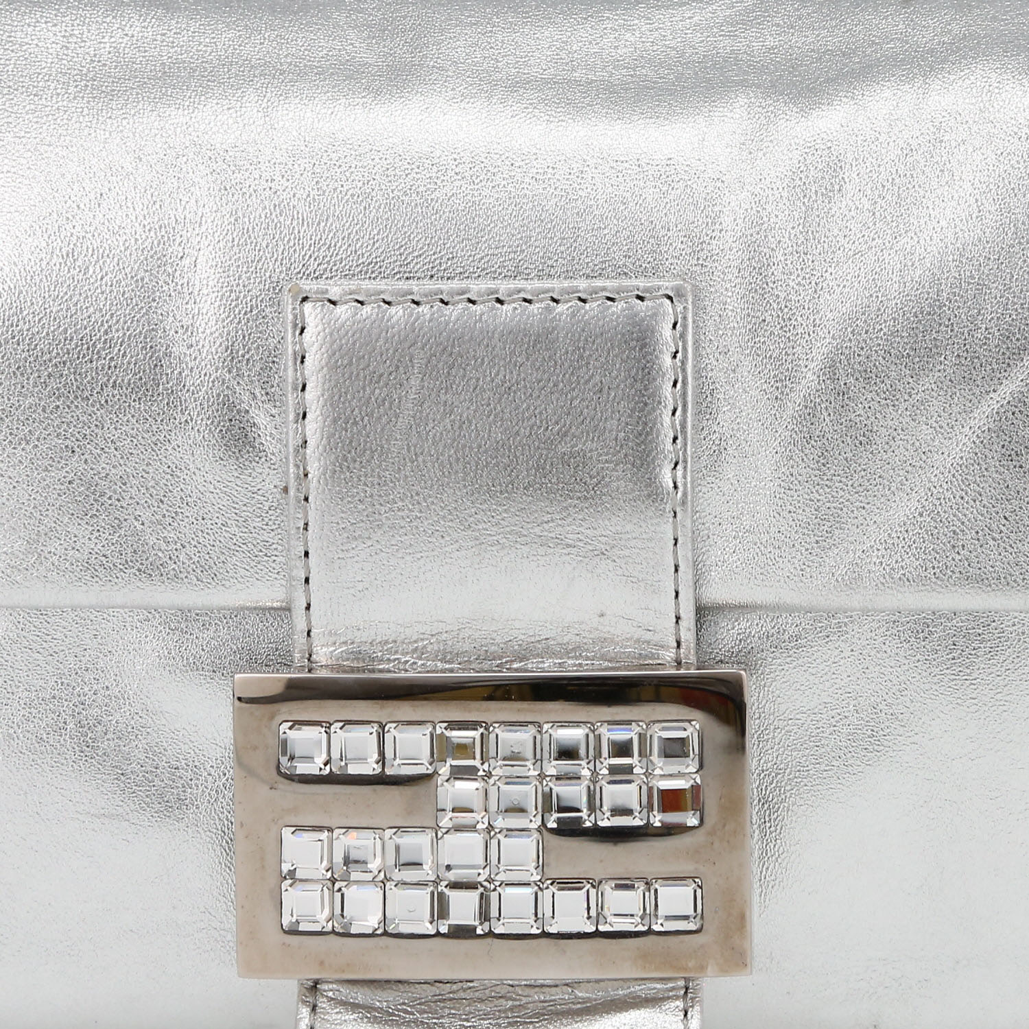 Bolso de mano Fendi  Baguette en cuero plateado - Detail D1