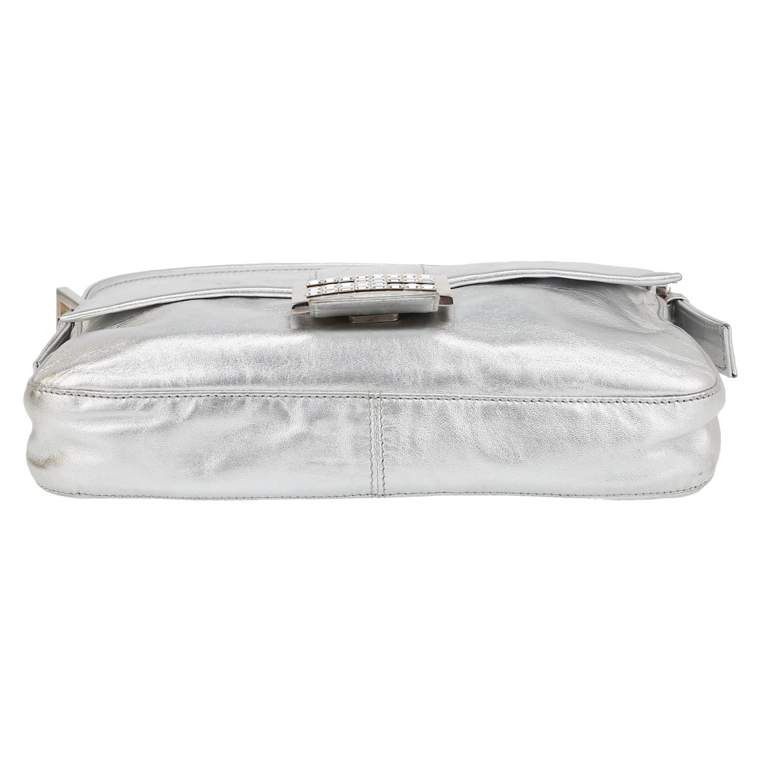 Bolso de mano Fendi  Baguette en cuero plateado - Detail D4