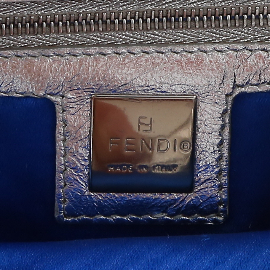 Bolso de mano Fendi  Baguette en cuero plateado - Detail D9
