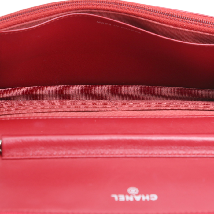 Sac bandoulière Chanel  Wallet on Chain en cuir matelassé rouge - Detail D2