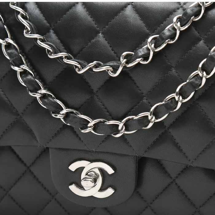 Sac à main Chanel Timeless Classic moyen modèle en cuir matelassé noir - Detail D1