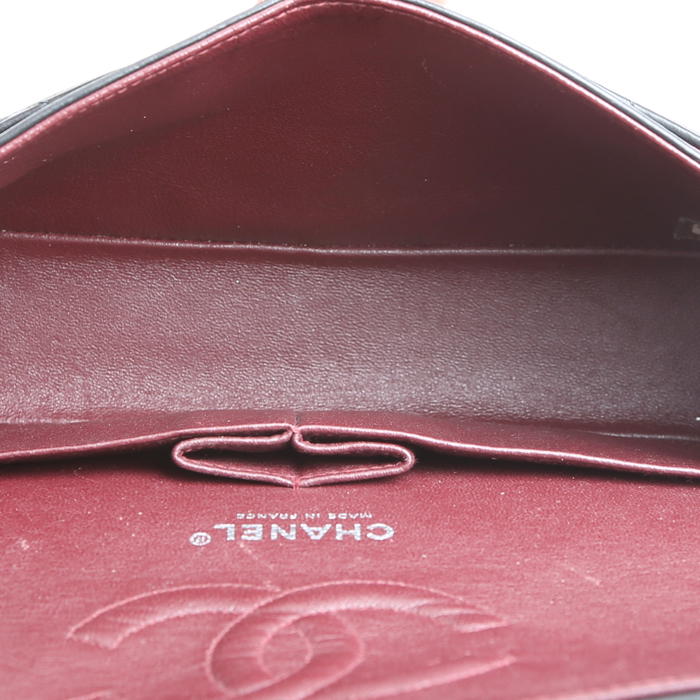 Sac à main Chanel Timeless Classic moyen modèle en cuir matelassé noir - Detail D3