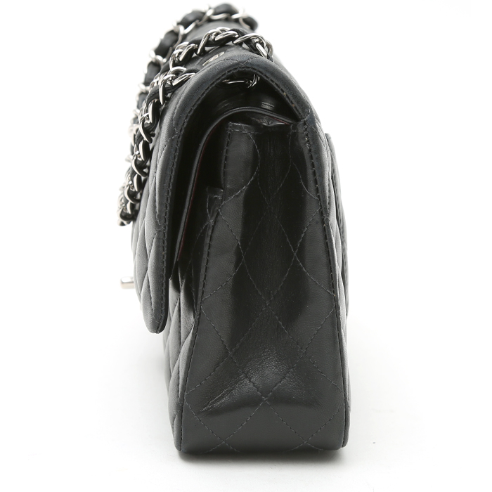 Sac à main Chanel Timeless Classic moyen modèle en cuir matelassé noir - Detail D6