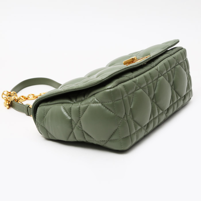 Sac bandoulière Dior  Caro moyen modèle  en cuir matelassé vert-olive - Detail D6