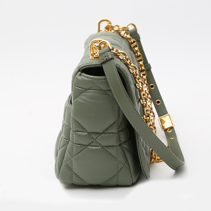 Sac bandoulière Dior  Caro moyen modèle  en cuir matelassé vert-olive - Detail D7