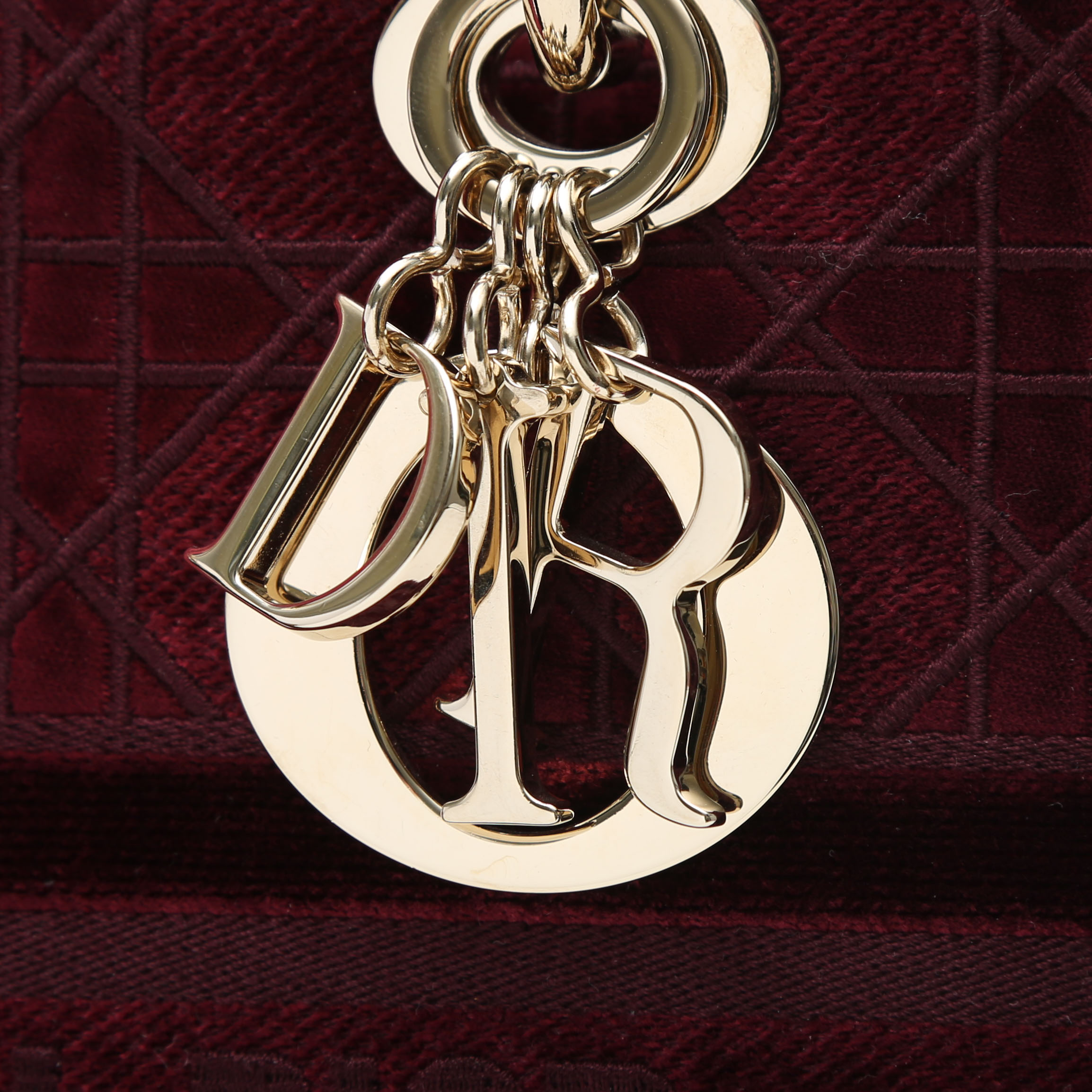 Sac à main Dior Lady Dior moyen modèle en velours bordeaux - Detail D1