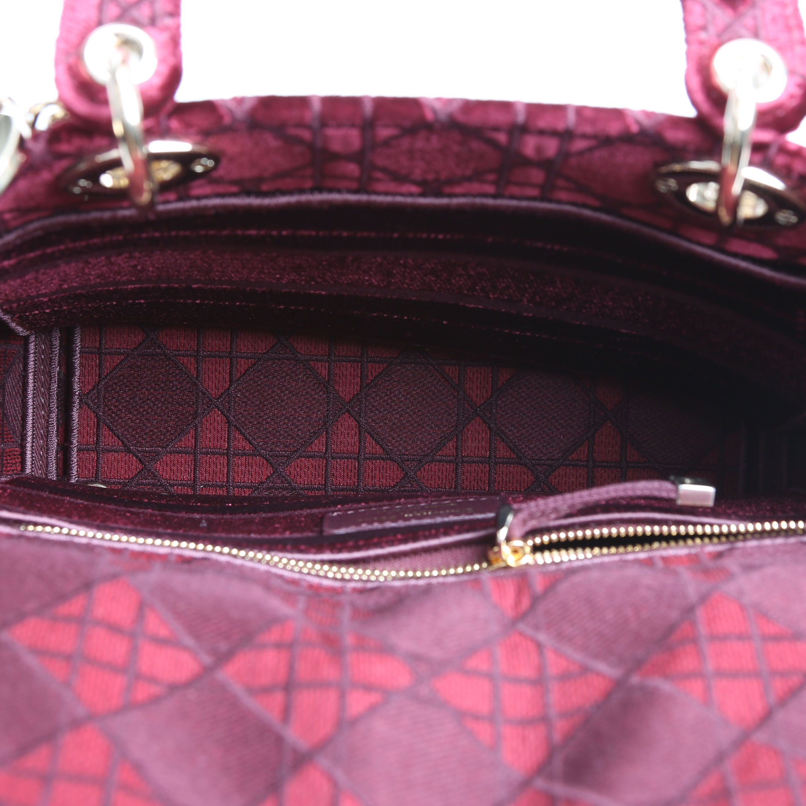 Sac à main Dior Lady Dior moyen modèle en velours bordeaux - Detail D2