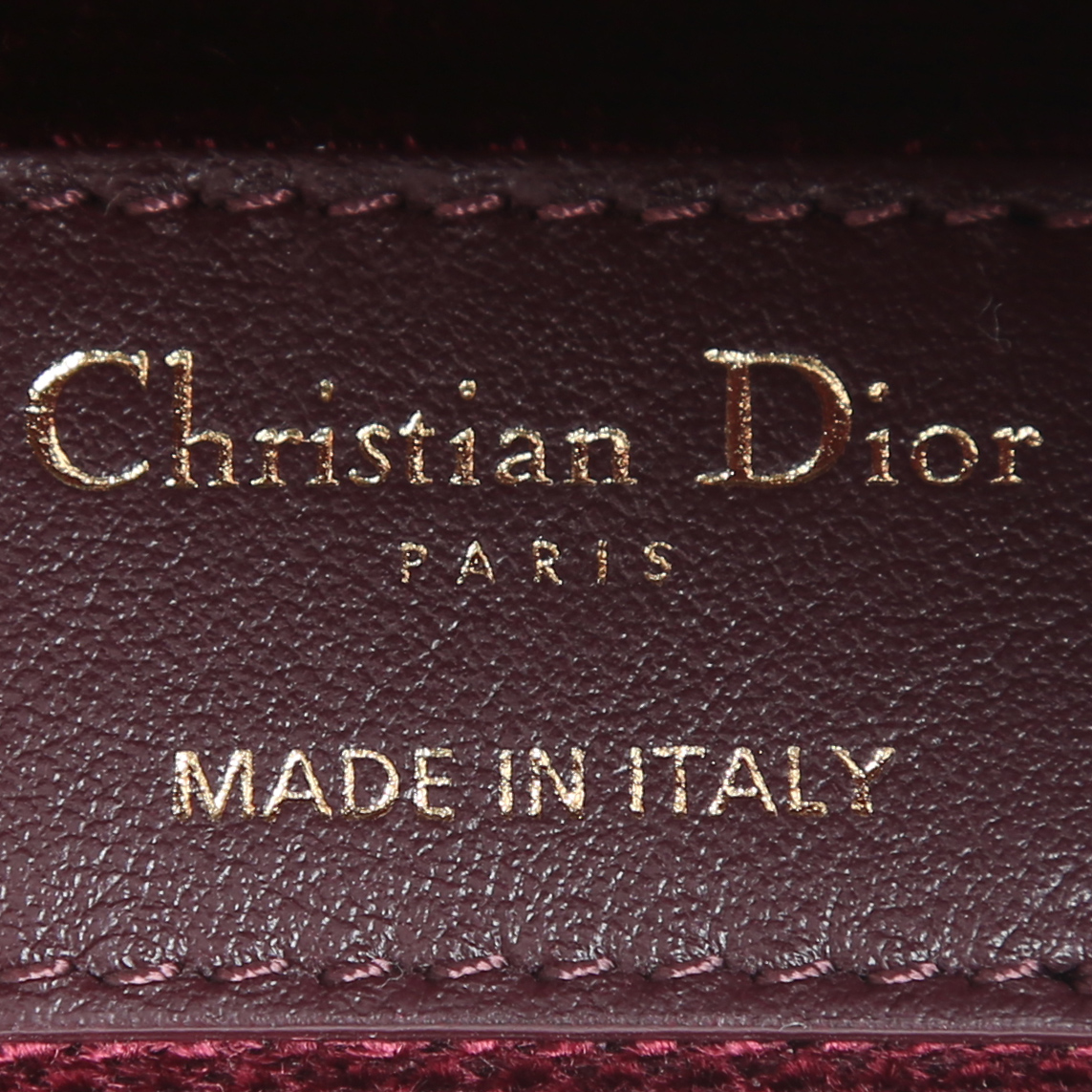 Sac à main Dior Lady Dior moyen modèle en velours bordeaux - Detail D3