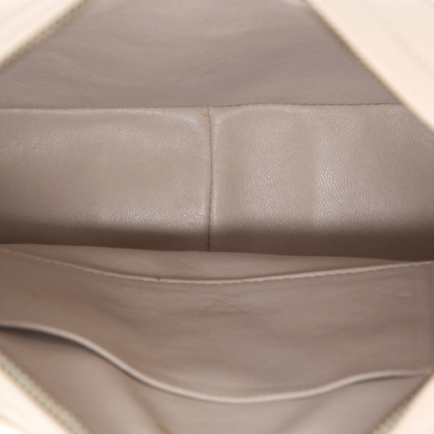 Bolso bandolera Chanel  Vintage en cuero acolchado blanco - Detail D3