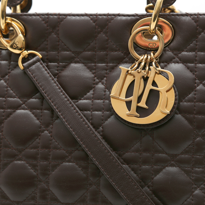 Sac à main Dior  Lady Dior en cuir cannage marron - Detail D1