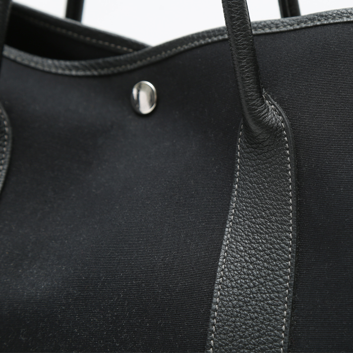 Sac cabas Hermès Garden Party en toile noire et cuir noir - Detail D1