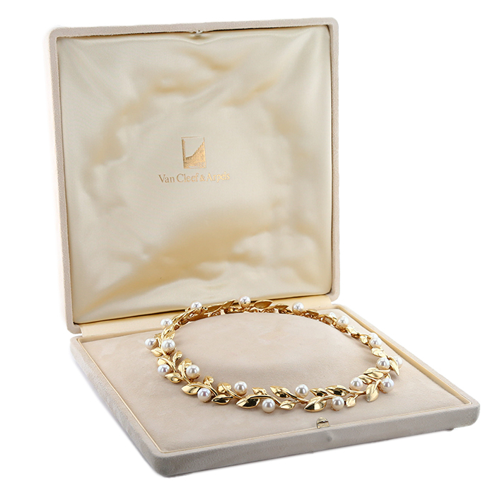Van Cleef
Arpels necklace in yellow gold and cultured pearls - Detail D2