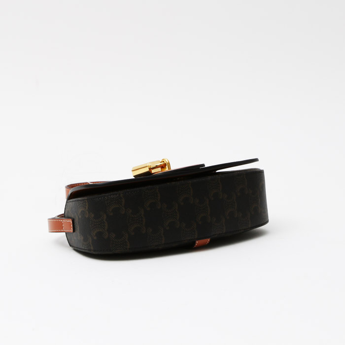 Bolso para llevar al hombro Celine  Tabou modelo mediano  en tejido "Triomphe" y cuero marrón - Detail D5