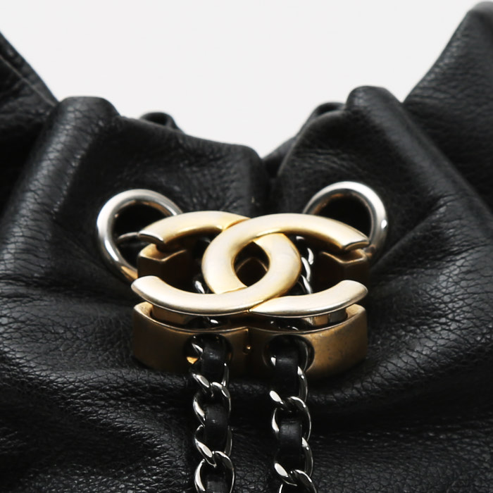 Sac bandoulière Chanel  Gabrielle Bucket en cuir noir - Detail D1