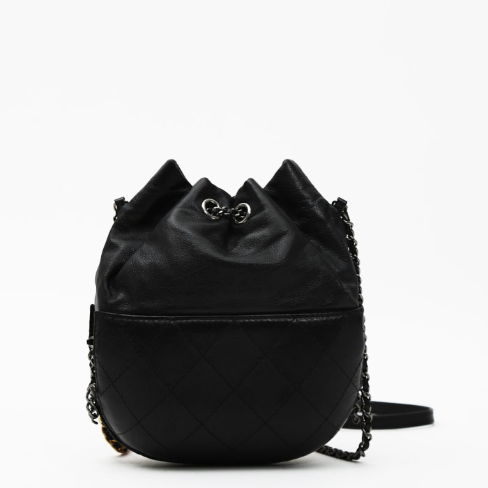 Sac bandoulière Chanel  Gabrielle Bucket en cuir noir - Detail D8
