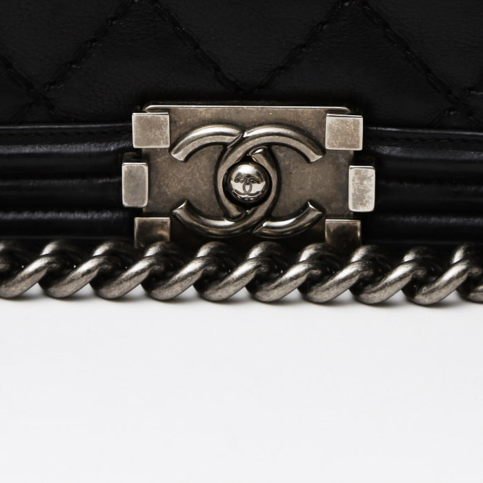 Chanel  Boy shoulder bag  in black quilted leather - Detail D1