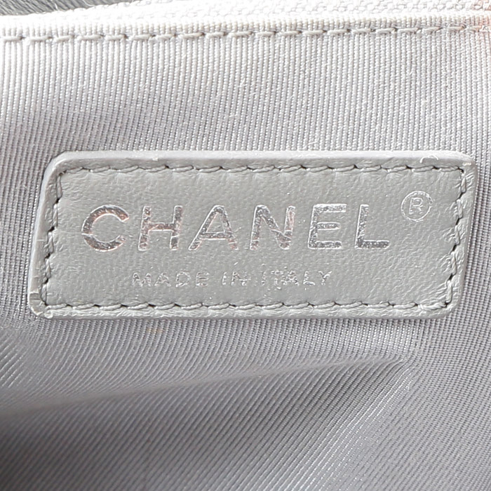 Sac bandoulière Chanel  Boy en cuir matelassé noir - Detail D4