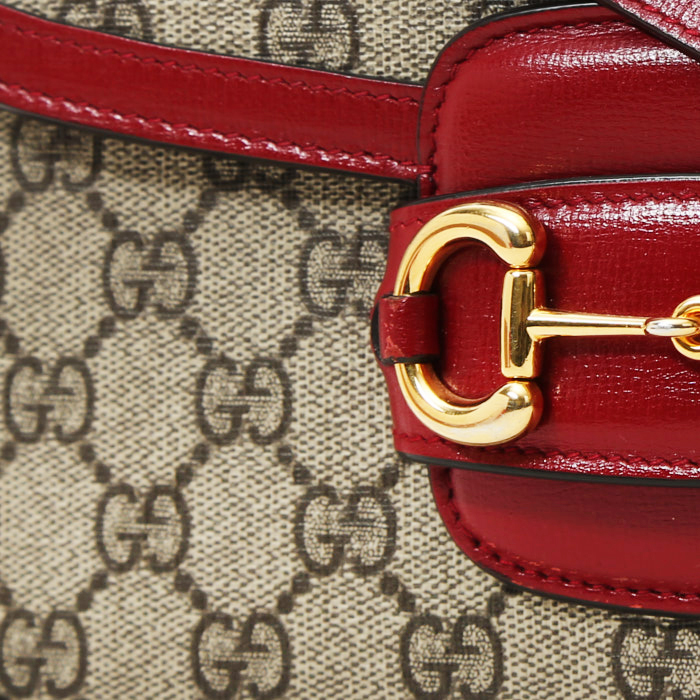 Sac bandoulière Gucci  1955 Horsebit en toile monogram beige et cuir rouge - Detail D1