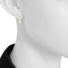 Paire de boucles d'oreilles Cartier  en or jaune et or blanc - Detail D1 thumbnail