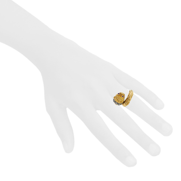 Bague Zolotas  en or jaune, rubis et diamants - Detail D1