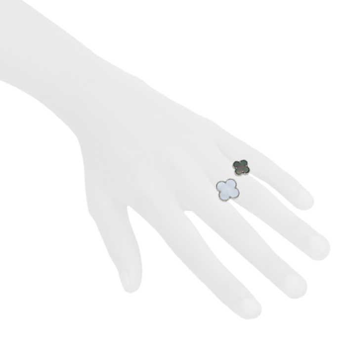 Bague Van Cleef 
Arpels Magic Alhambra en or blanc et nacre - Detail D1