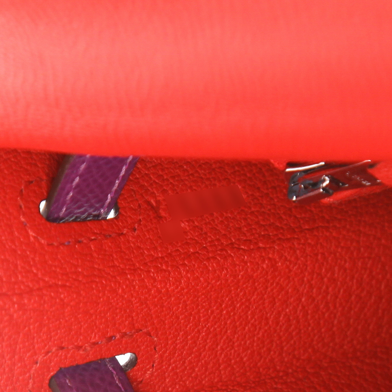 Borsa Hermès  Kelly 25 cm in pelle Epsom rossa e viola Amethyst - Detail D4