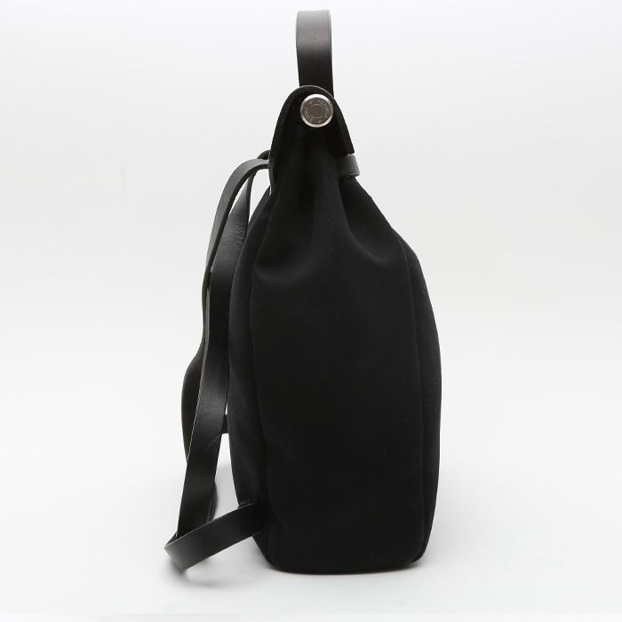 Hermès  Herbag bag worn on the shoulder or carried in the hand  in black canvas  and black leather - Detail D7