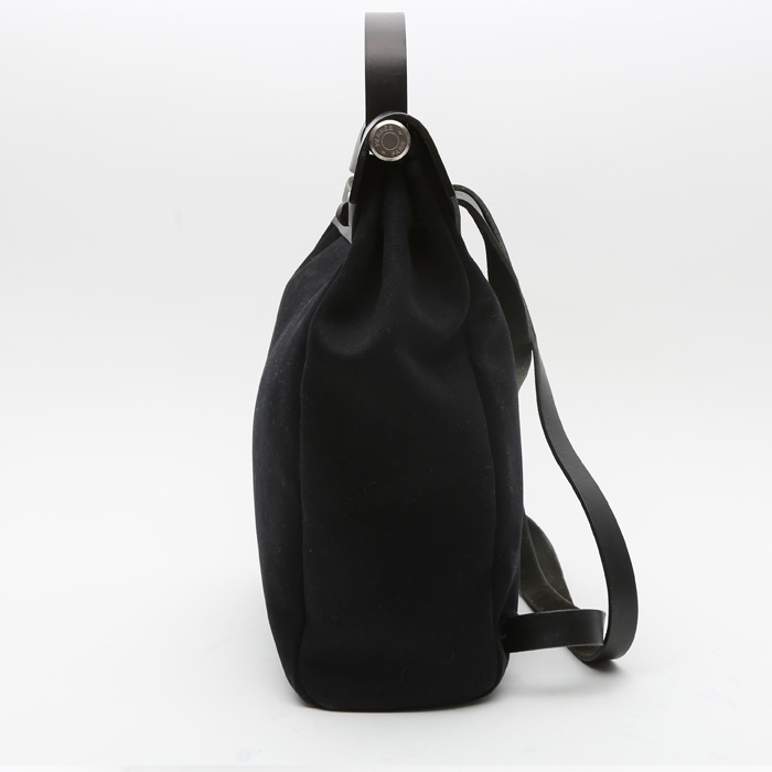 Hermès  Herbag bag worn on the shoulder or carried in the hand  in black canvas  and black leather - Detail D8