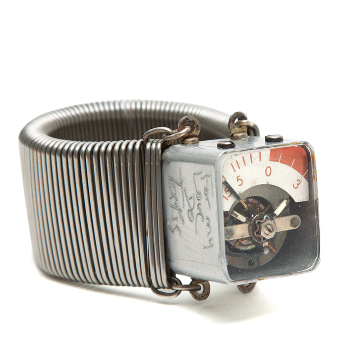 Takis, unique bracelet in metal, plexiglass and mechanism, signed, from the 1960/1970's - Detail D1