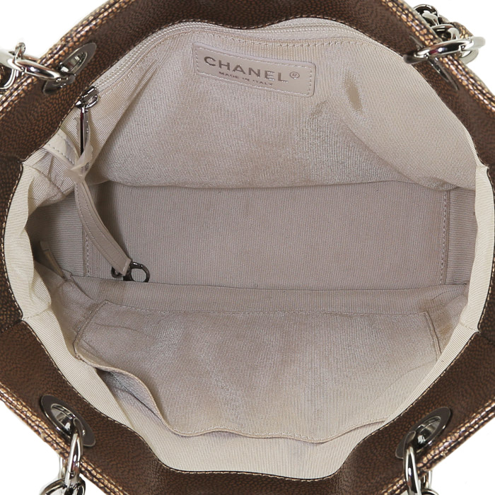 Bolso de mano Chanel  Shopping GST en cuero granulado acolchado bronce - Detail D2
