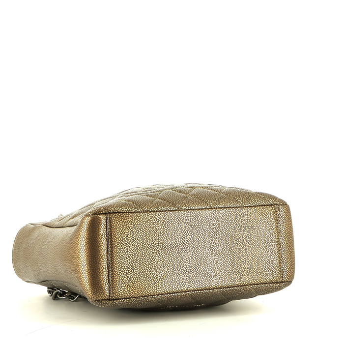 Bolso de mano Chanel  Shopping GST en cuero granulado acolchado bronce - Detail D4