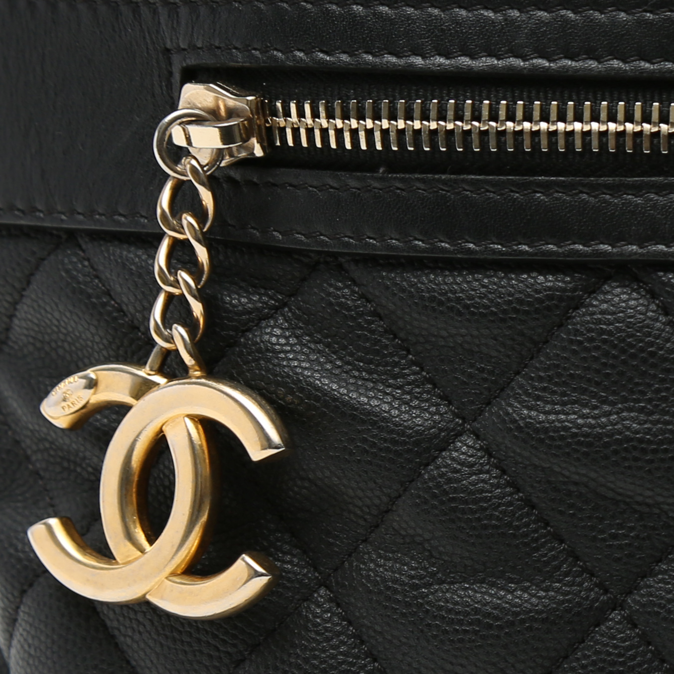 Chanel  Hobo handbag  in black grained leather - Detail D1