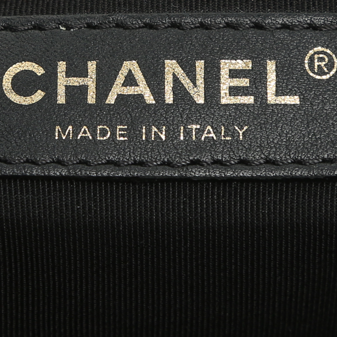 Bolso de mano Chanel  Hobo en cuero granulado negro - Detail D4