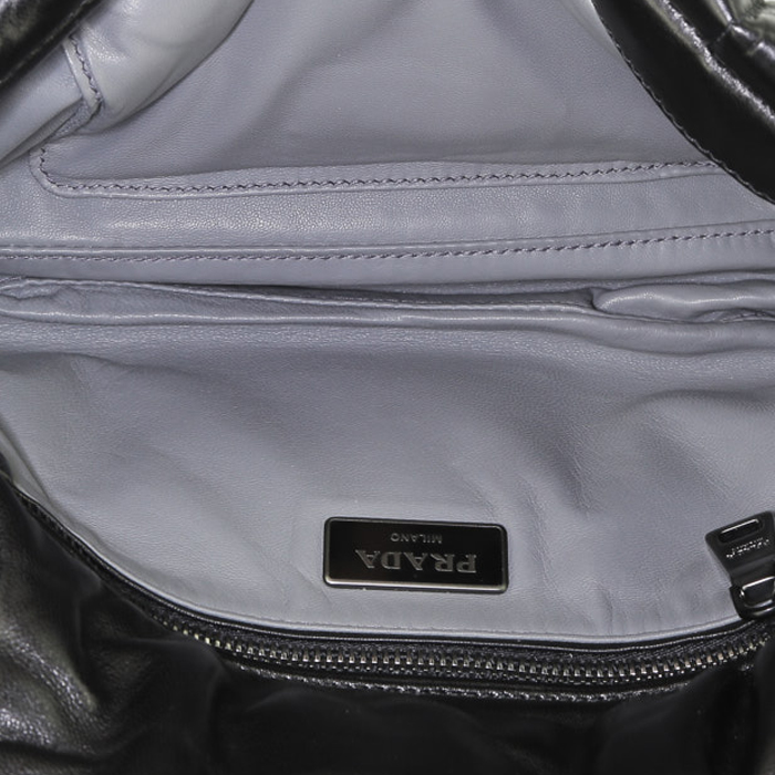 Prada  Bomber shoulder bag  in black leather - Detail D3