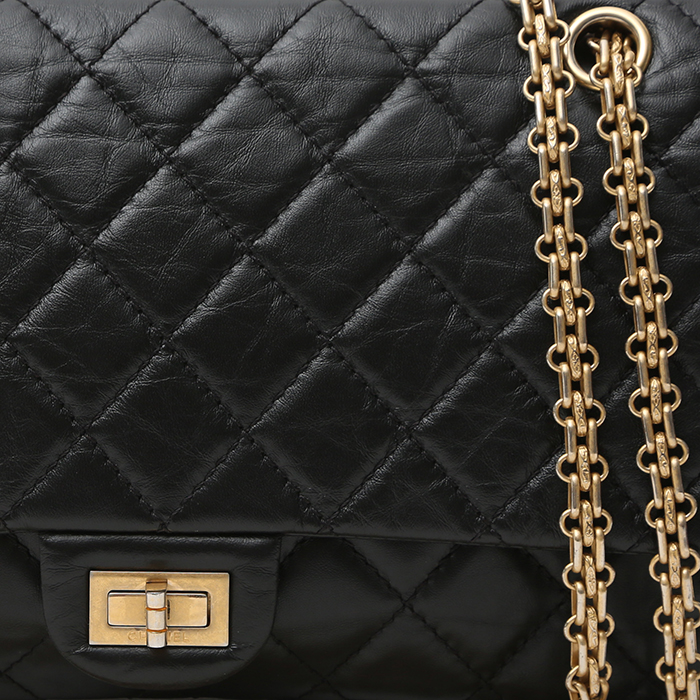 Sac à main Chanel Chanel 2.55 en cuir matelassé noir - Detail D1