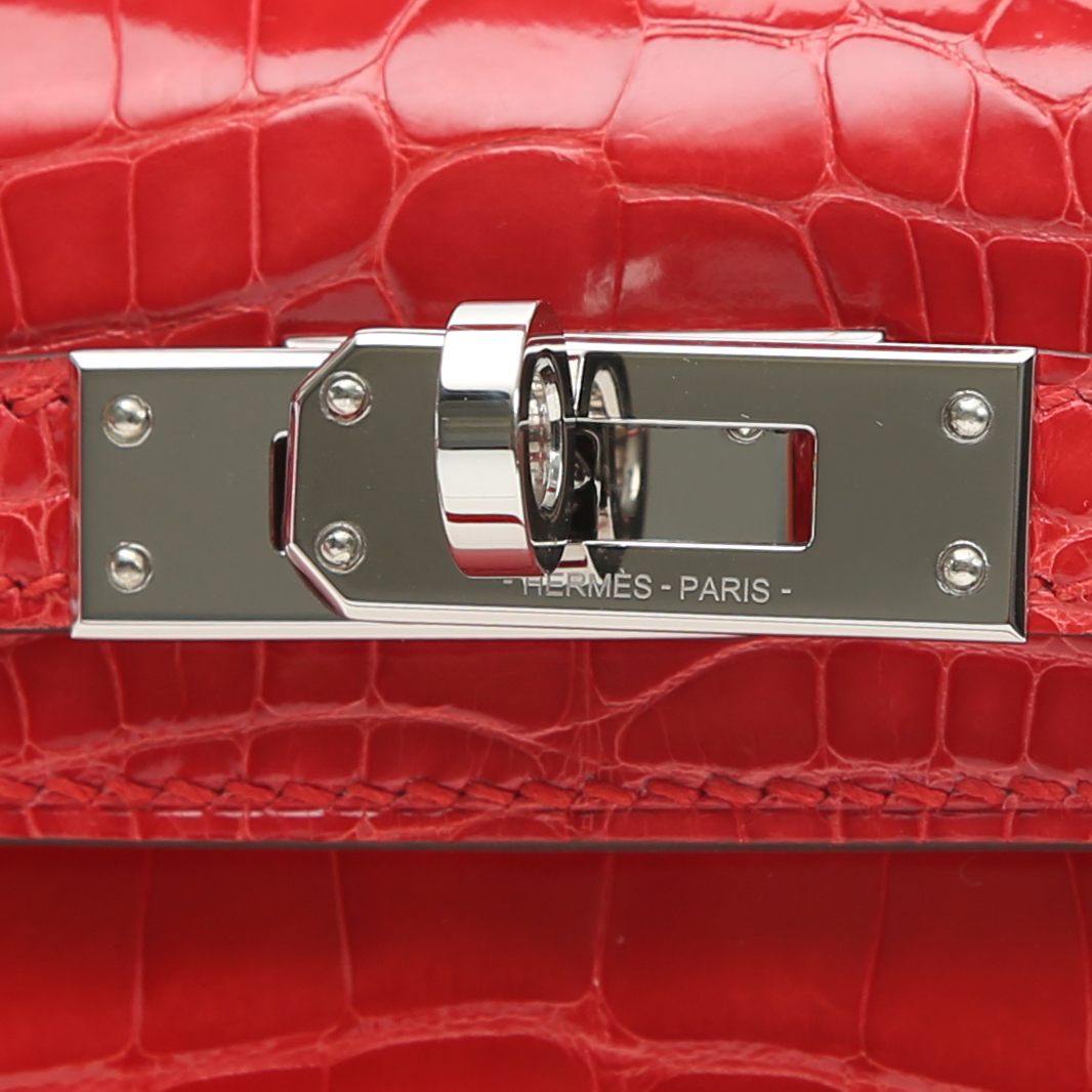 Hermès  Kelly 20 cm handbag  in Rouge de Coeur alligator - Detail D1