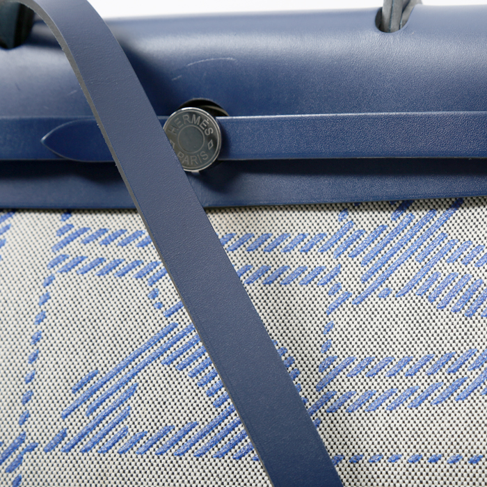Hermès  Herbag bag worn on the shoulder or carried in the hand  in grey and blue canvas  and blue Hunter cowhide - Detail D1