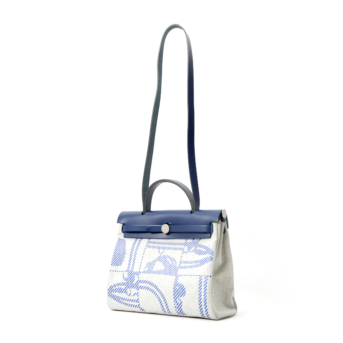 Bolso para llevar al hombro o en la mano Hermès  Herbag en lona gris y azul y vaca Hunter azul - Detail D3