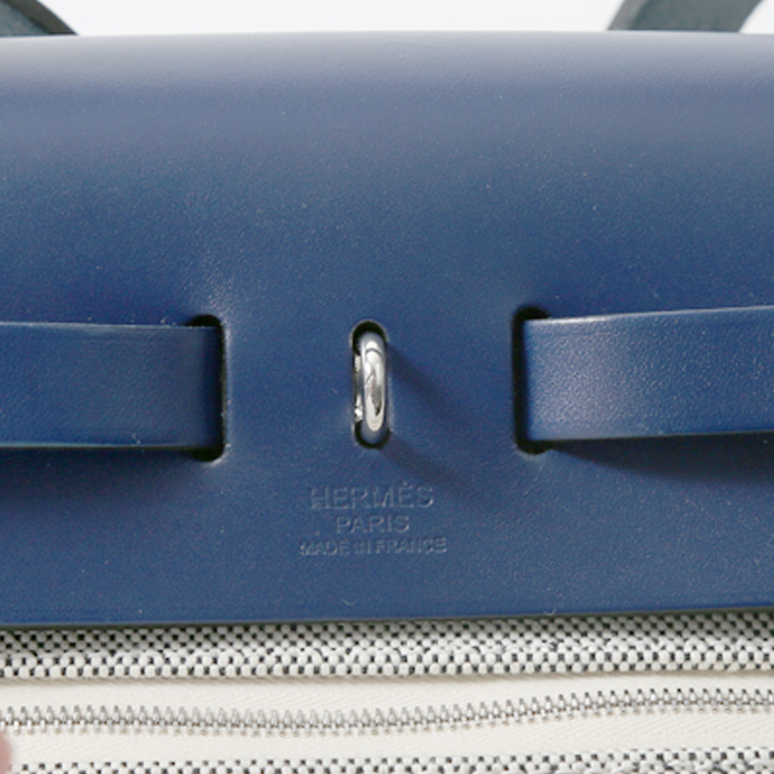 Hermès  Herbag bag worn on the shoulder or carried in the hand  in grey and blue canvas  and blue Hunter cowhide - Detail D5