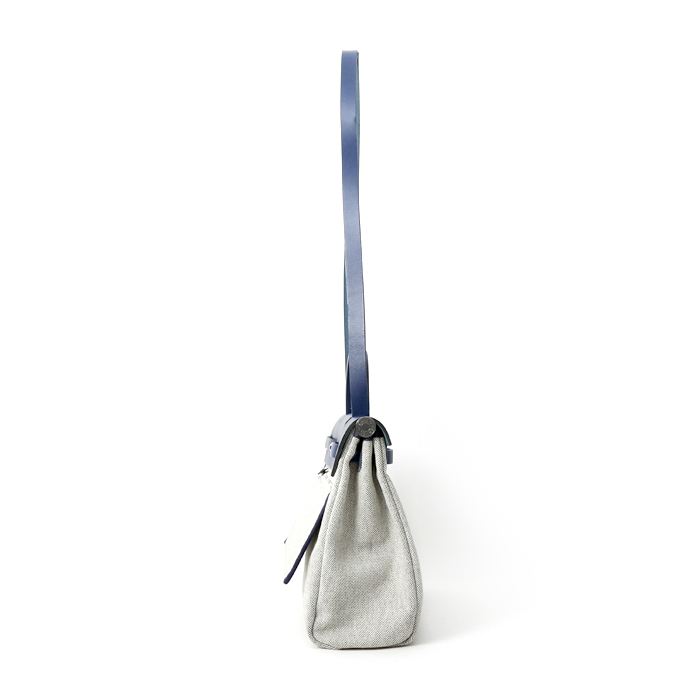 Sac porté épaule ou main Hermès  Herbag en toile grise et bleue et vache Hunter bleue - Detail D8