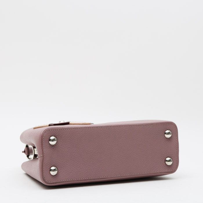 Sac à main Louis Vuitton Capucines BB en cuir taurillon clémence rose - Detail D6