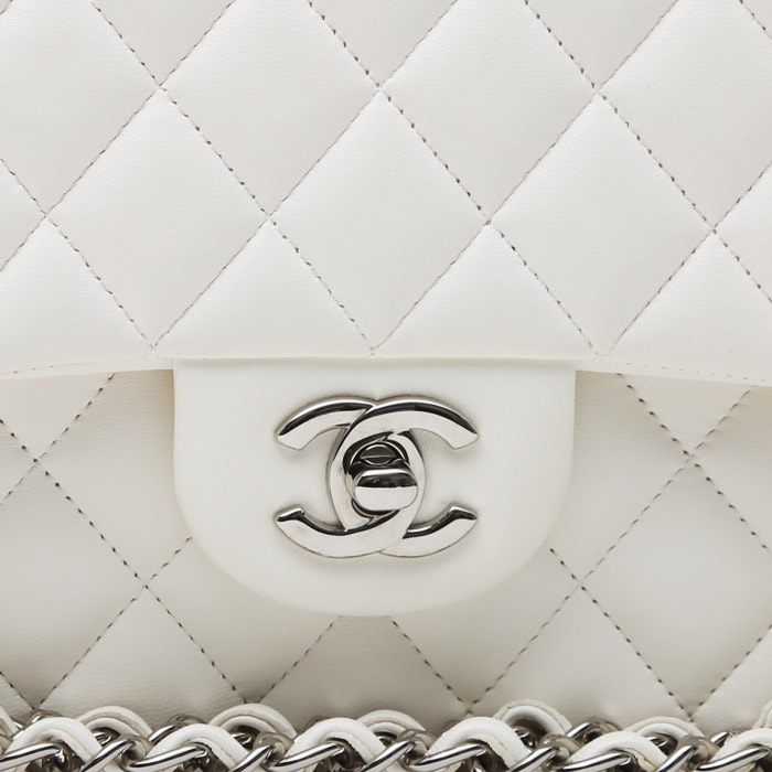 Chanel  Timeless handbag  in white quilted leather - Detail D1