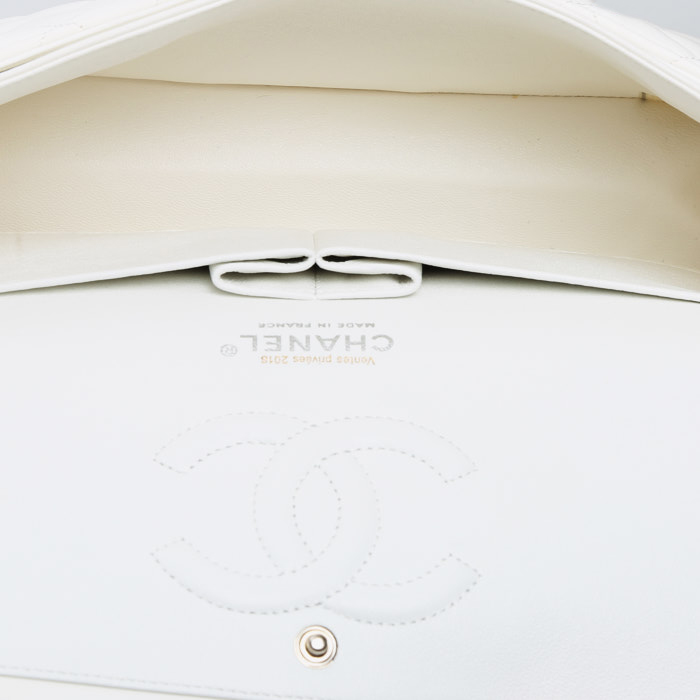 Bolso de mano Chanel  Timeless en cuero acolchado blanco - Detail D4