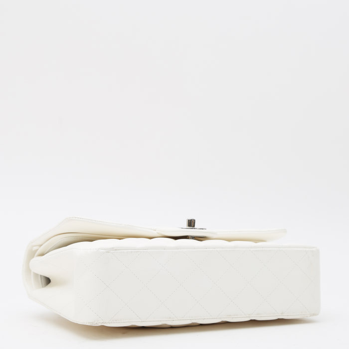 Bolso de mano Chanel  Timeless en cuero acolchado blanco - Detail D6
