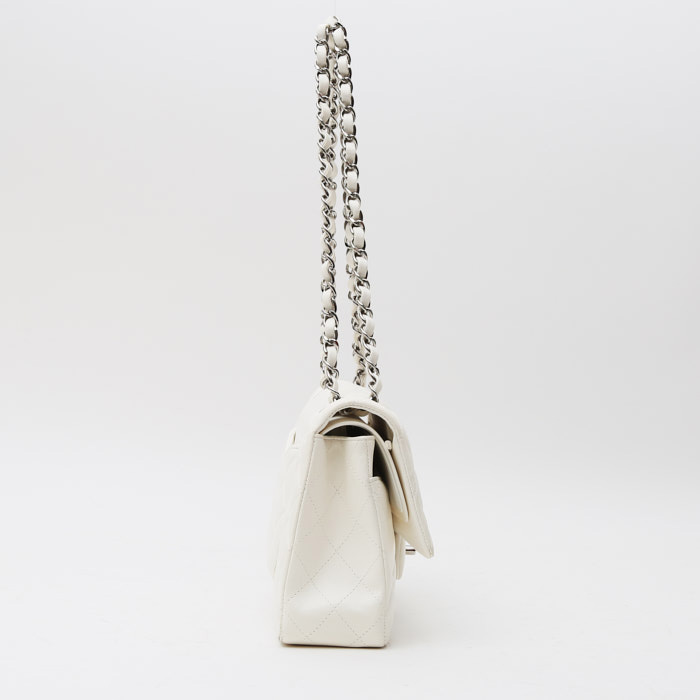 Bolso de mano Chanel  Timeless en cuero acolchado blanco - Detail D7