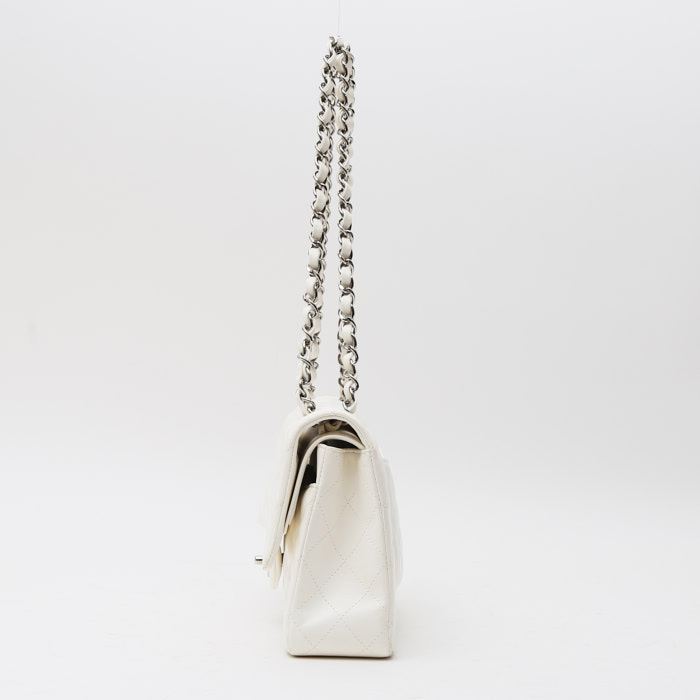 Bolso de mano Chanel  Timeless en cuero acolchado blanco - Detail D8